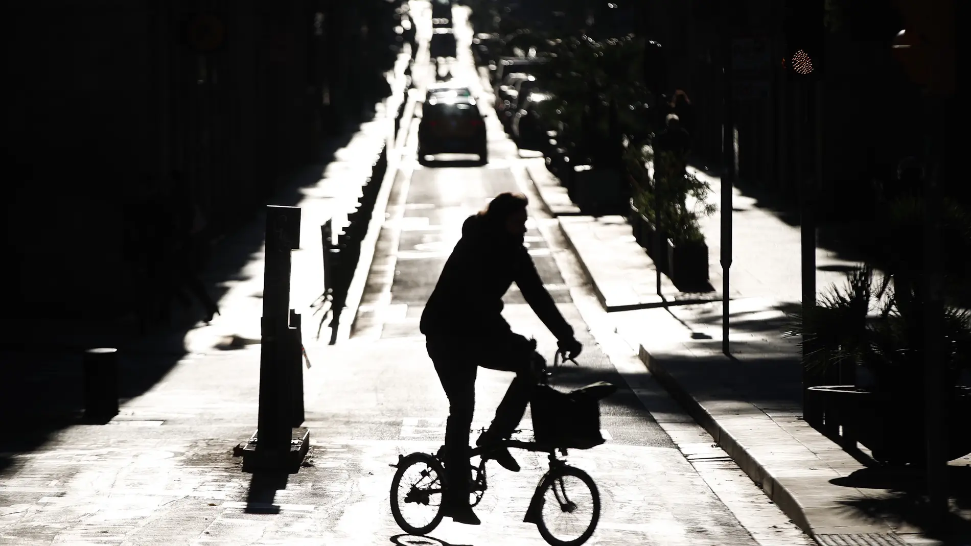 Una persona en bicicleta por una calle del centro de Barcelona en una imagen de archivo. 