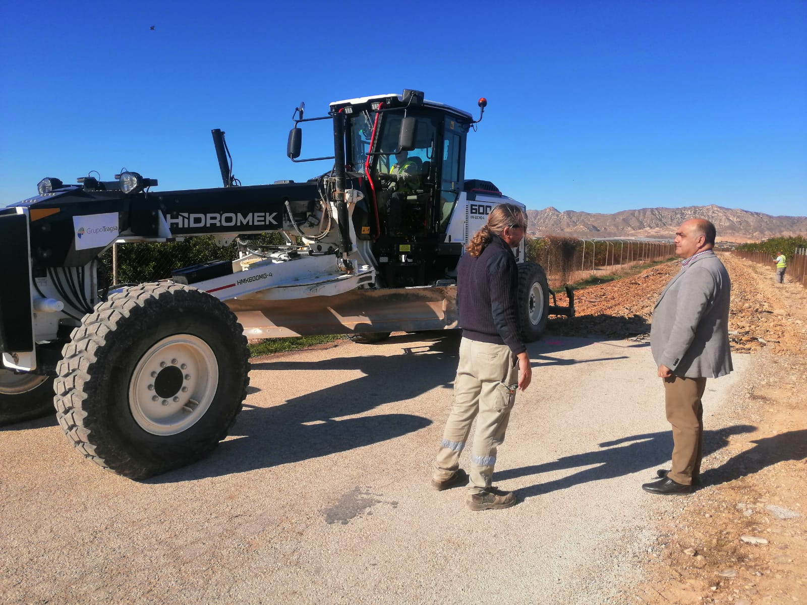 Comienza la reparación del camino agrícola de “Los Pérez” discurre entre La Virgen del Camino y La Murada Comienza la reparación del camino agrícola de “Los Pérez” discurre entre La Virgen del Camino y La Murada