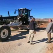 Comienza la reparación del camino agrícola de “Los Pérez” discurre entre La Virgen del Camino y La Murada Comienza la reparación del camino agrícola de “Los Pérez” discurre entre La Virgen del Camino y La Murada