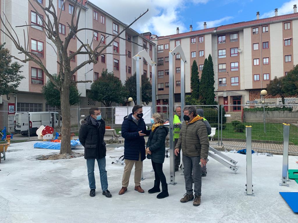 Traballos de remodelación da zona de xogos infantís na praza Mil do barrio do Vinteún Traballos de remodelación da zona de xogos infantís na praza Mil do barrio do Vinteún