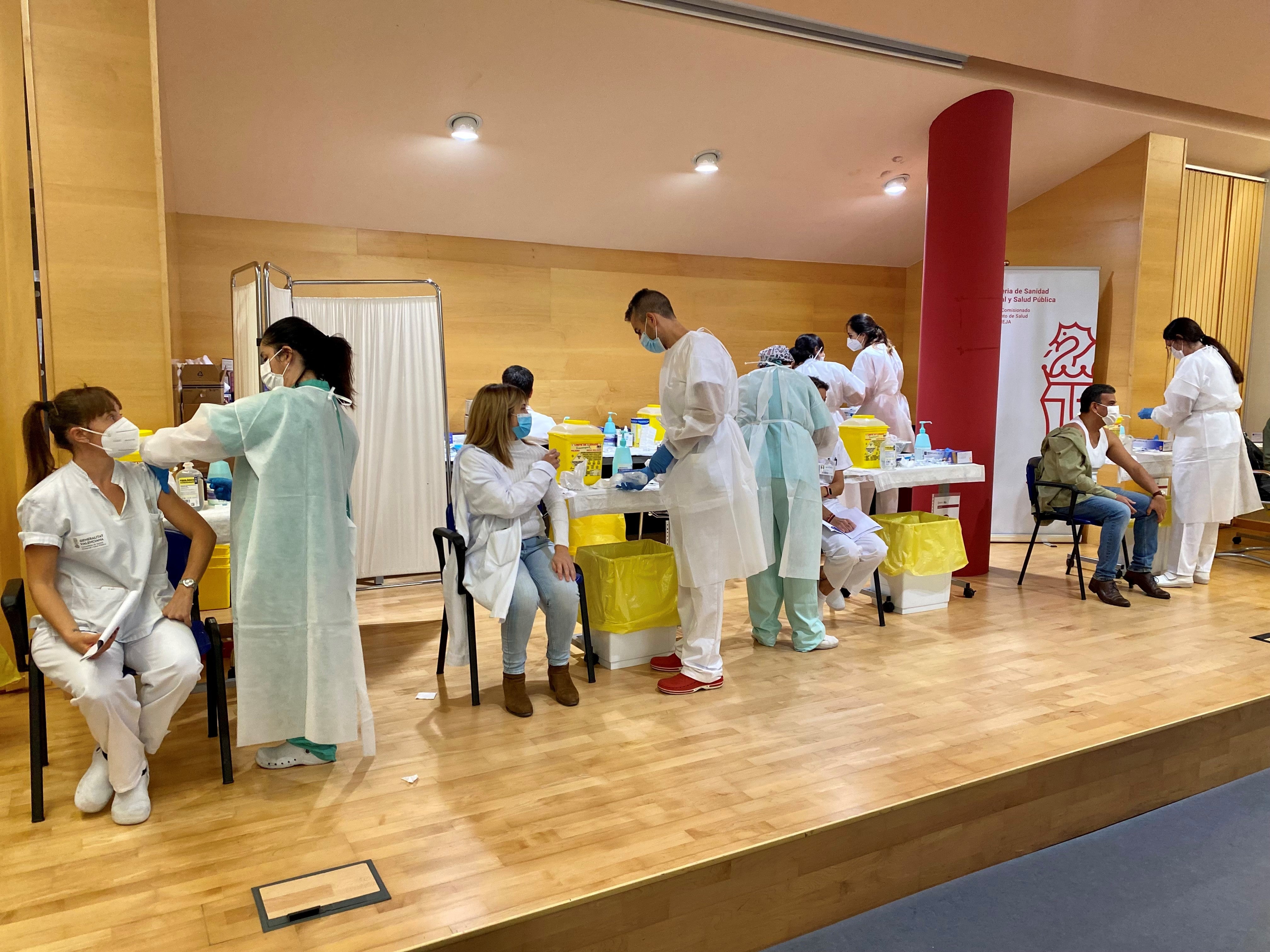 Esta dosis de recuerdo se administra a profesionales sanitarios que completaron la primovacunación Esta dosis de recuerdo se administra a profesionales sanitarios que completaron la primovacunación