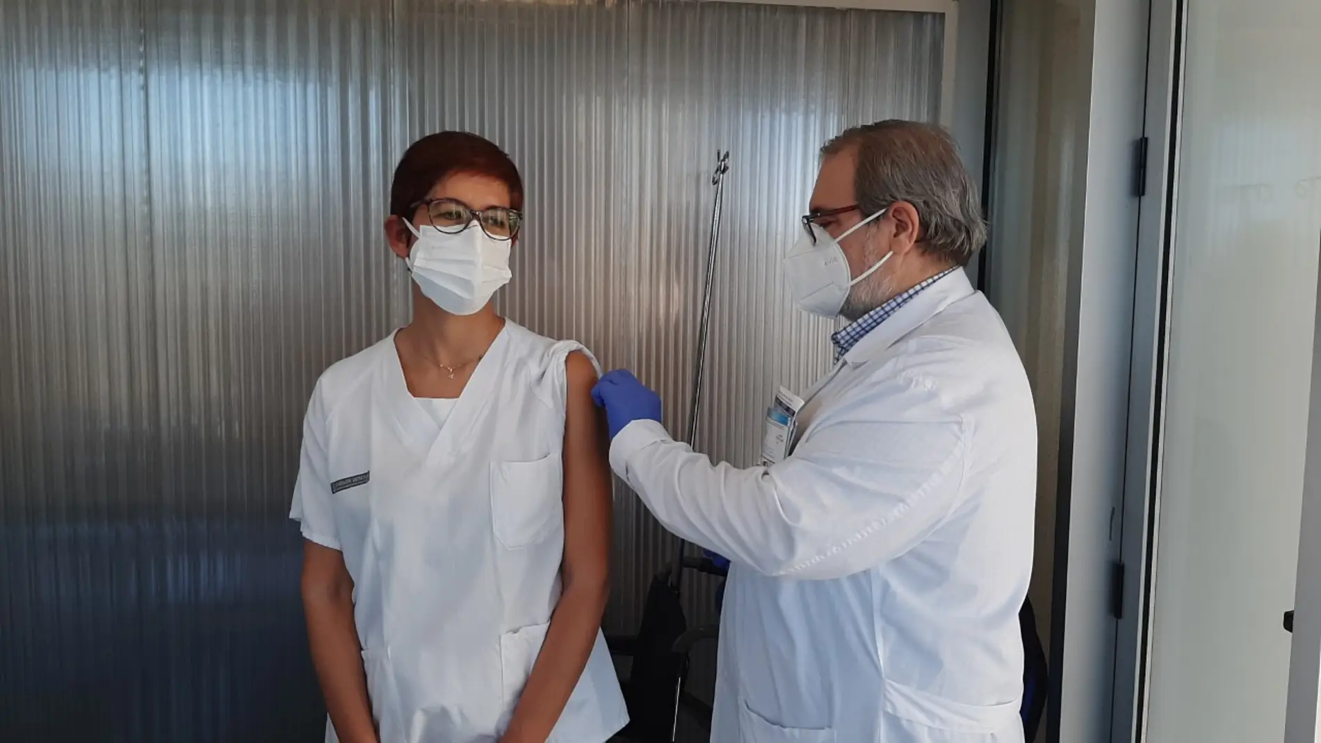 Una sanitaria del Hospital General Universitario de Elche recibe la vacuna de refuerzo frente a la covid-19.