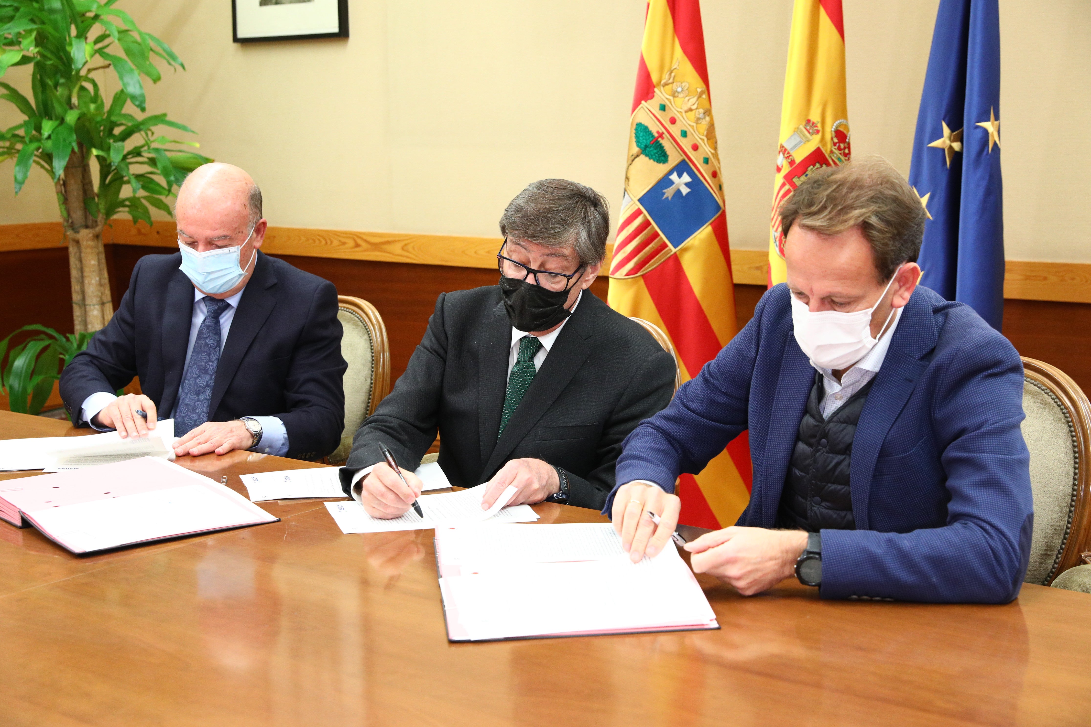 El Gobierno aragonés presta 2,6 millones de euros a Candanchú y Astún El Gobierno aragonés presta 2,6 millones de euros a Candanchú y Astún