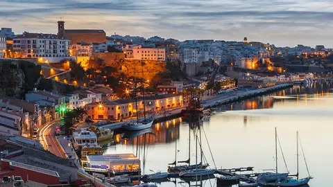 Imagen nocturna del puerto de Maó. Imagen nocturna del puerto de Maó.