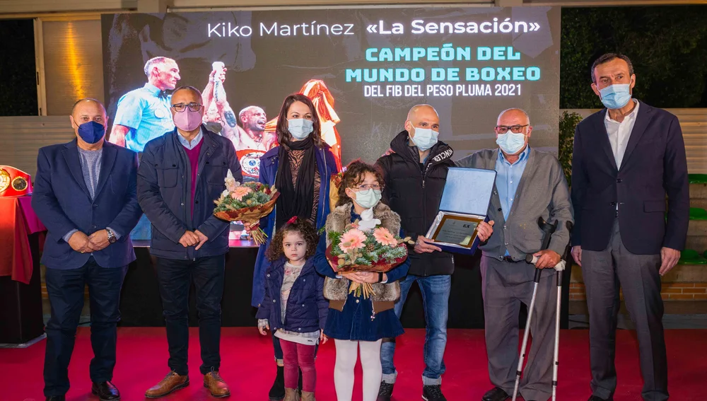 Kiko Martínez, rodeado de su familia y de las autoridades de la ciudad, en el homenaje que se le brindó en Torrellano.