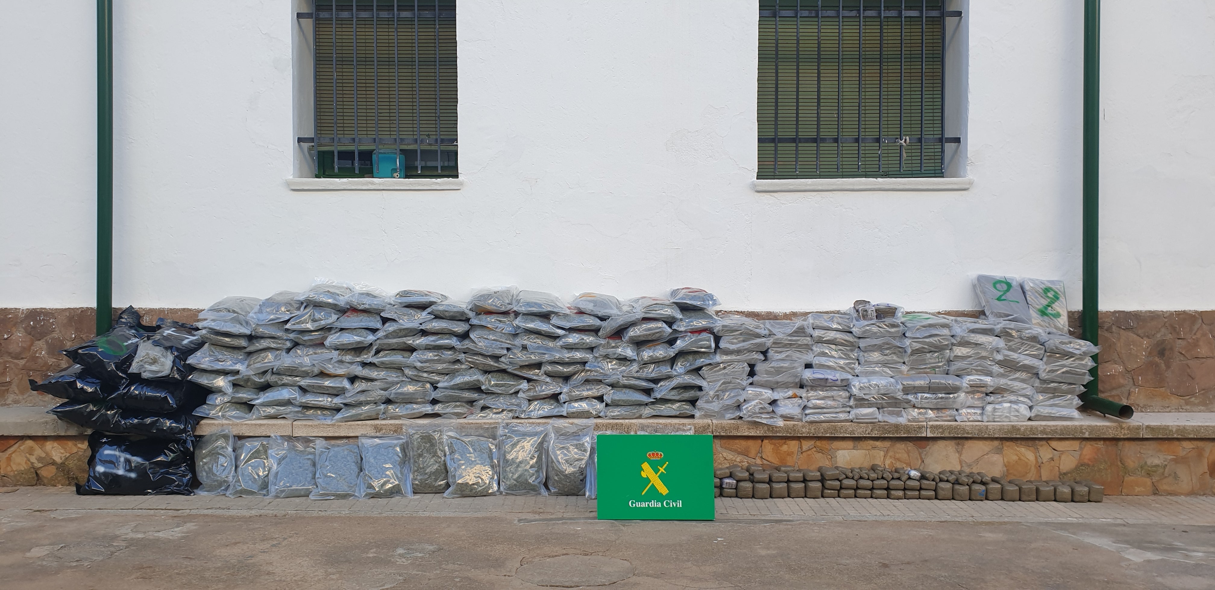 Detienen a una persona en la A-4 con 528 kilos de hachís y 144 kg de marihuana Detienen a una persona en la A-4 con 528 kilos de hachís y 144 kg de marihuana
