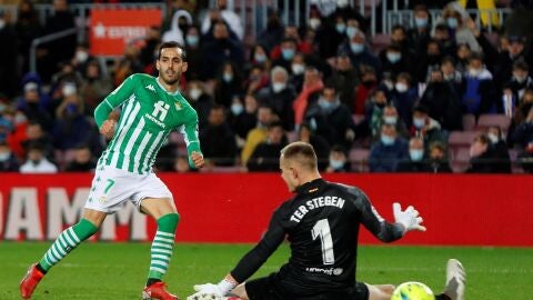 El delantero del Betis Juanmi marcando un gol ante Ter Stegen