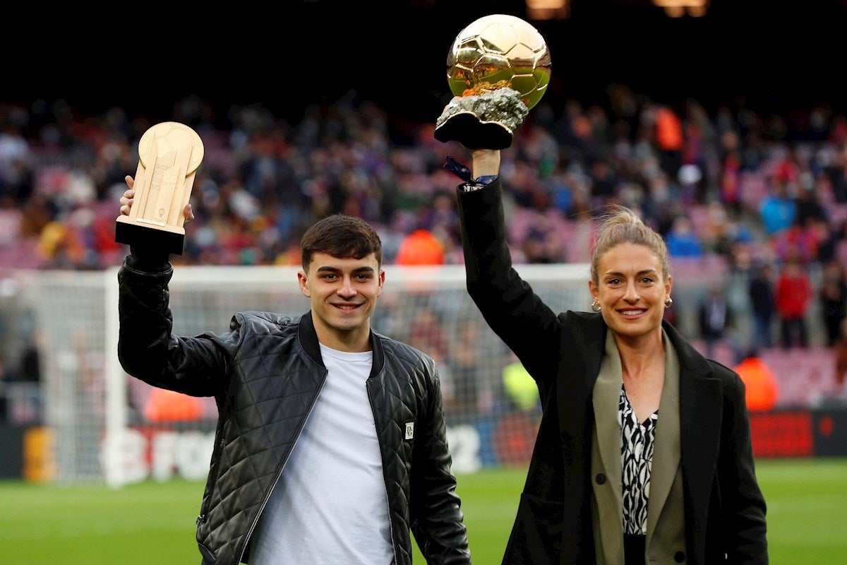 Alexia y Pedri ofrecen al Camp Nou el Balón de Oro y el Trofeo Kopa Alexia y Pedri ofrecen al Camp Nou el Balón de Oro y el Trofeo Kopa