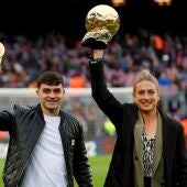 Alexia y Pedri ofrecen al Camp Nou el Balón de Oro y el Trofeo Kopa