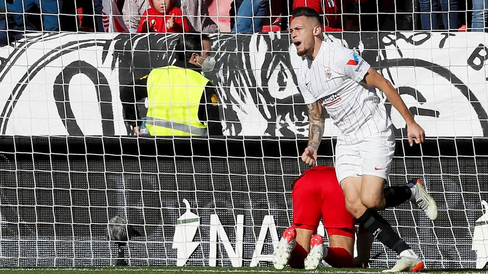 El delantero del Sevilla, Lucas Ocampos, celebra un gol ante el Villarreal