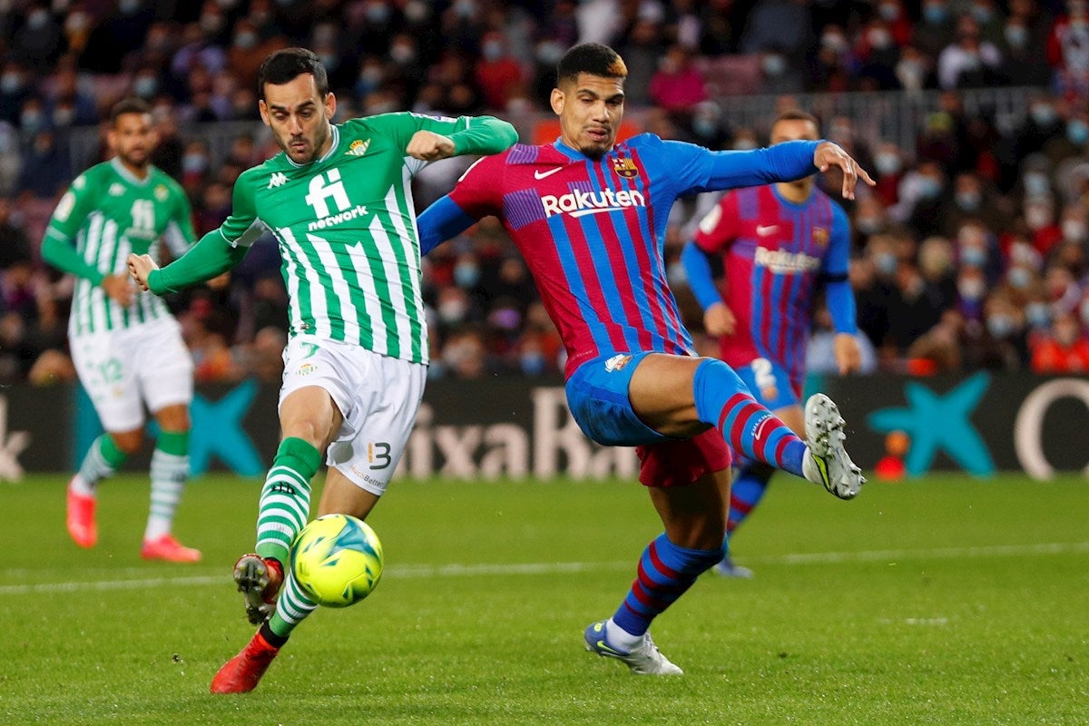 Un golazo de Juanmi rompe la imbatibilidad de Xavi y da la victoria al Betis Un golazo de Juanmi rompe la imbatibilidad de Xavi y da la victoria al Betis