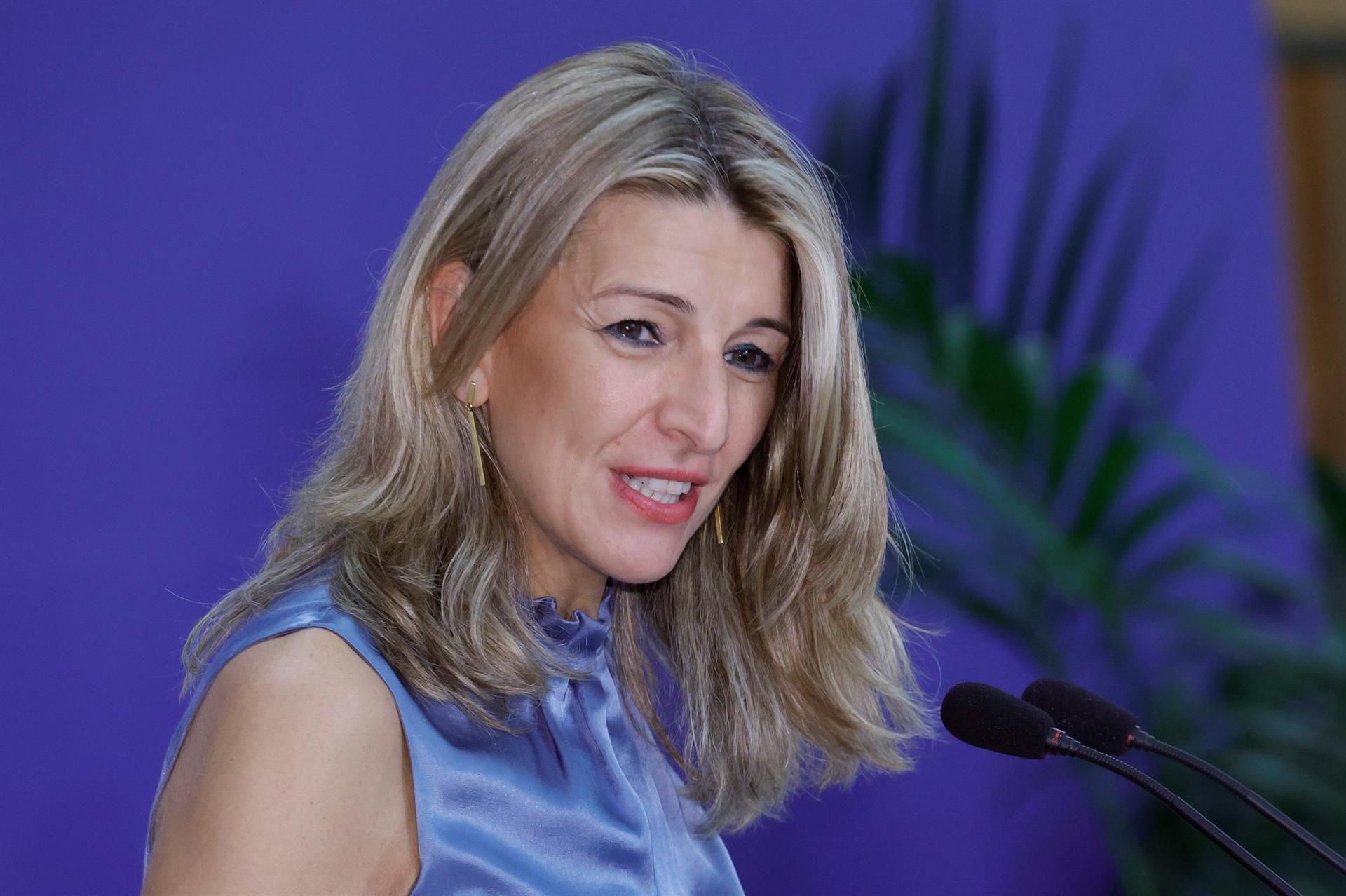 Tertulia: "Yolanda Díaz viaja en el Falcon a Roma para ver al Papa" Tertulia: "Yolanda Díaz viaja en el Falcon a Roma para ver al Papa"