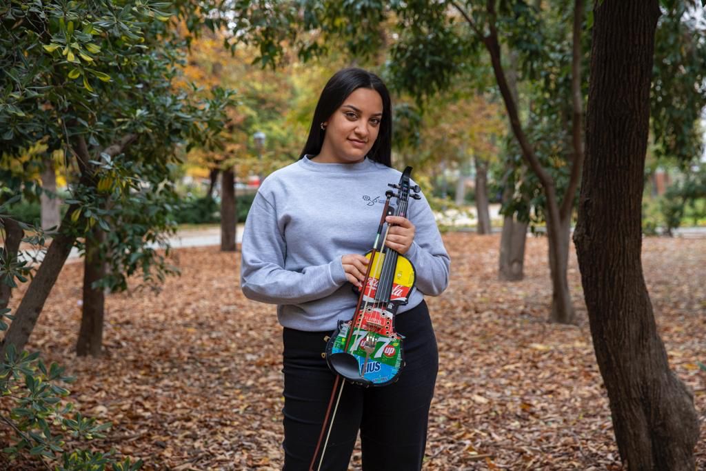 La historia de Cristina, la violinista que salió de la chabola: "Que me traten como a una artista es muy bonito" La historia de Cristina, la violinista que salió de la chabola: "Que me traten como a una artista es muy bonito"