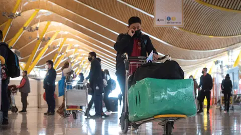 Viajeros en el aeropuerto de Barajas Adolfo Suárez. Viajeros en el aeropuerto de Barajas Adolfo Suárez.