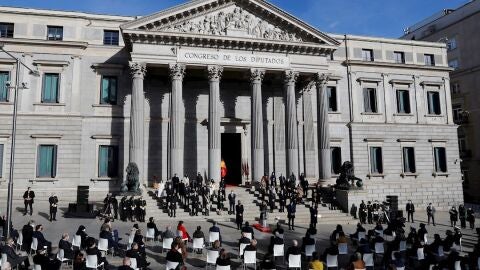 Acto institucional celebrado con motivo de 43 aniversario de la Constitución, este lunes en el exterior del Congreso, debido a la pandemia de coronavirus