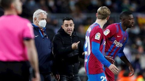 Xavi da instrucciones a De Jong y Dembélé durante un partido del Barcelona