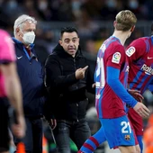 Xavi da instrucciones a De Jong y Dembélé durante un partido del Barcelona Xavi da instrucciones a De Jong y Dembélé durante un partido del Barcelona