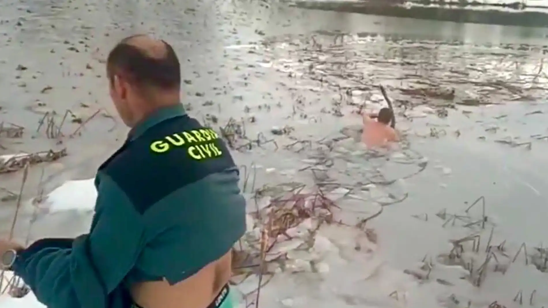 Dos guardias civiles se lanzan a una balsa helada para salvar a un perro de morir ahogado
