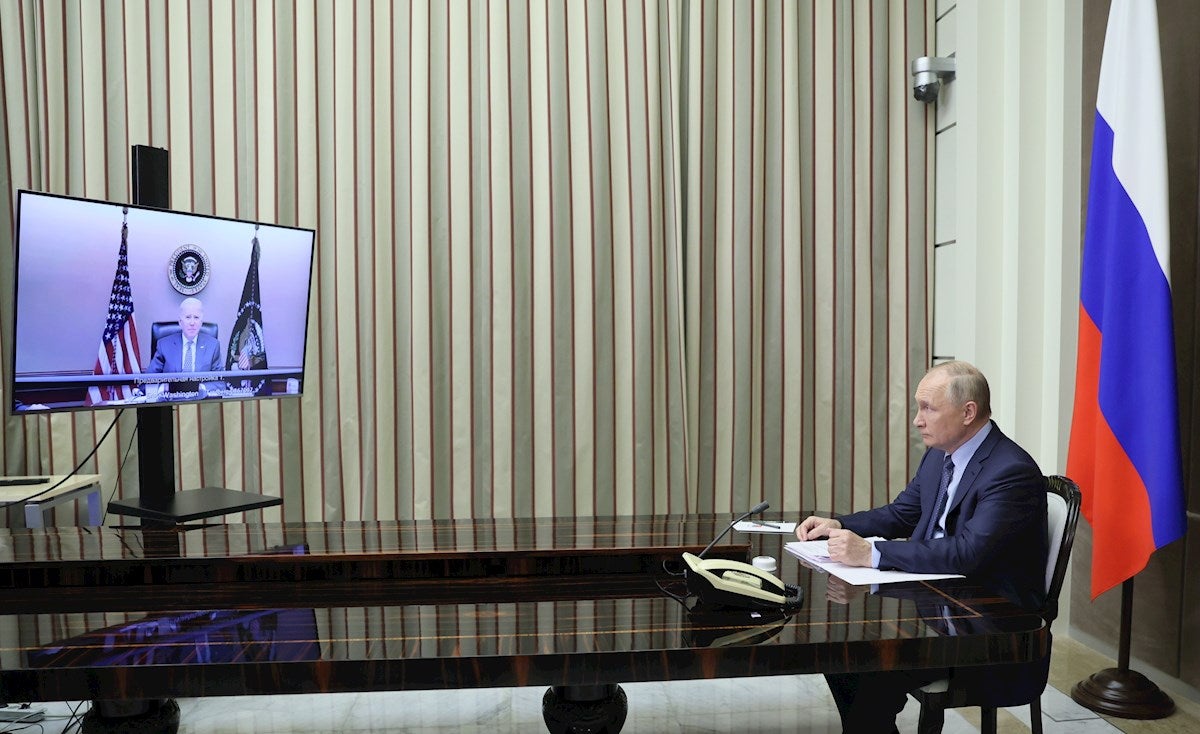Biden amenaza a Putin "con fuertes medidas económicas y de otro tipo" si ataca a Ucrania Biden amenaza a Putin "con fuertes medidas económicas y de otro tipo" si ataca a Ucrania
