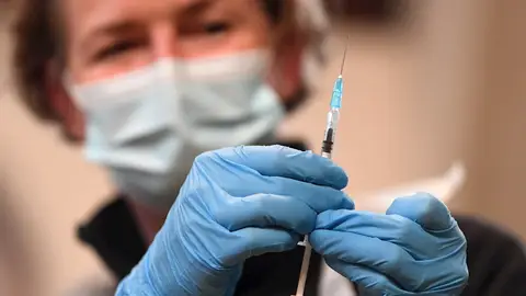 Una sanitaria maneja una dosis de la vacuna contra la Covid-19