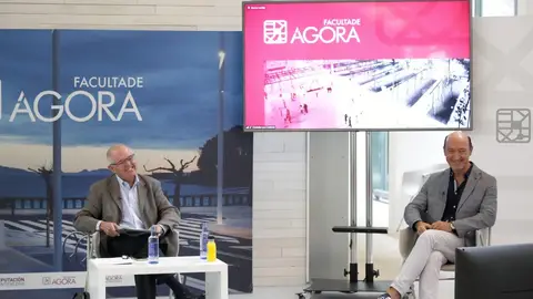 Adolfo Baloira,xefe de neumatoloxia do Complexo Universitario de Pontevedra; durante a súa ponencia Facultade Ágora