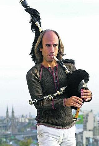 El Teatro Cervantes celebra este sábado 11 las bodas de plata del debut de Carlos Núñez El Teatro Cervantes celebra este sábado 11 las bodas de plata del debut de Carlos Núñez