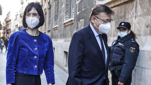 El presidente de la Generalitat Valenciana, Ximo Puig (d), recibe a la ministra de Ciencia e Innovaci&oacute;n, Diana Morant (i) a su llegada al Palau de la Generalitat, a 9 de diciembre de 2021, en Valencia