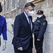 El presidente de la Generalitat Valenciana, Ximo Puig (d), recibe a la ministra de Ciencia e Innovación, Diana Morant (i) a su llegada al Palau de la Generalitat, a 9 de diciembre de 2021, en Valencia