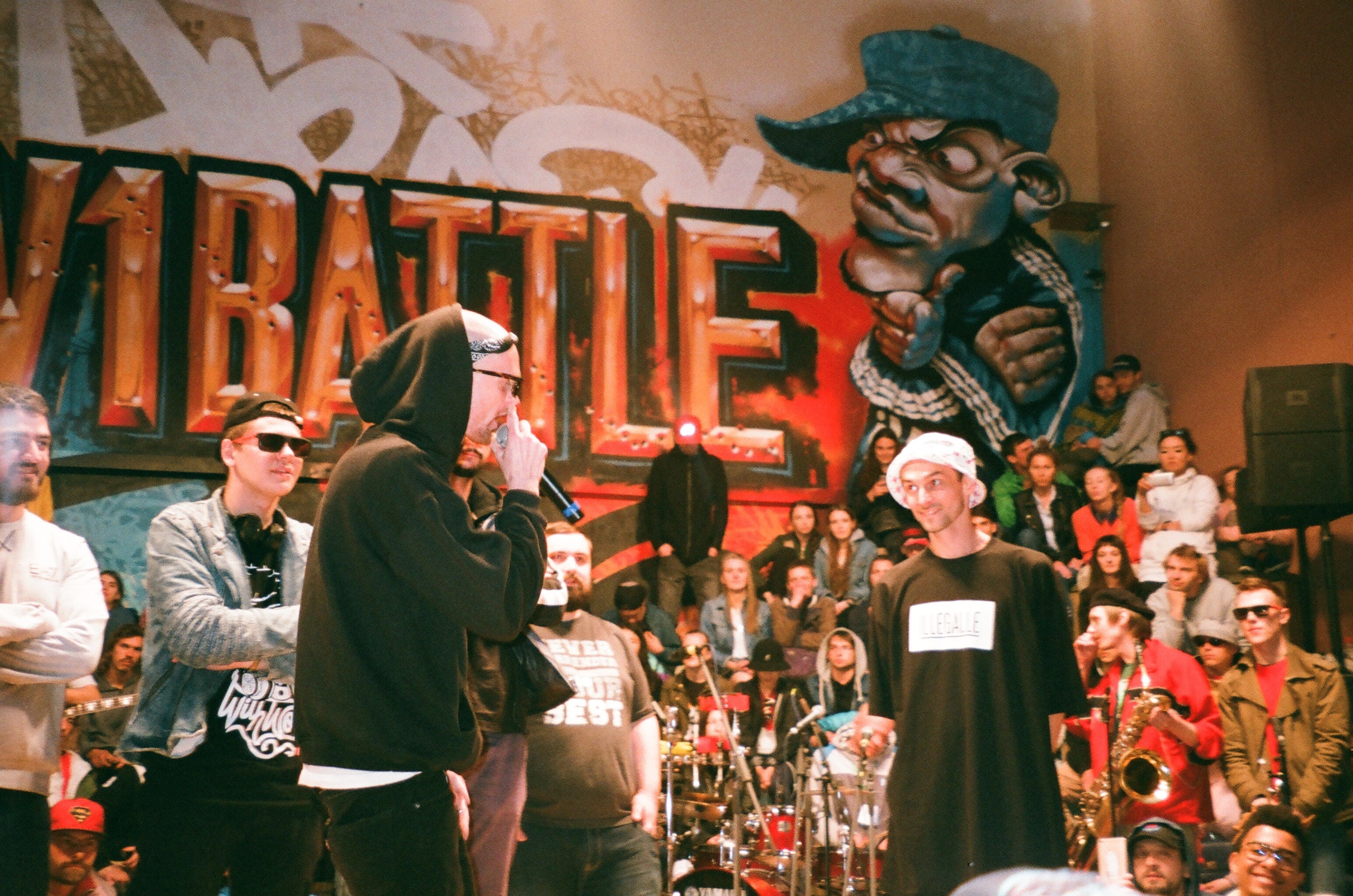 La batalla de gallos entre Daddy Do, Leo Harlem y Almeida donde se lanzan cumplidos La batalla de gallos entre Daddy Do, Leo Harlem y Almeida donde se lanzan cumplidos
