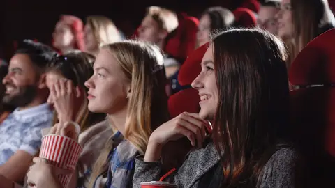 Chicas en el cine viendo una película. Chicas en el cine viendo una película.