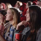 Chicas en el cine viendo una película.