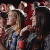 Chicas en el cine viendo una película. Chicas en el cine viendo una película.