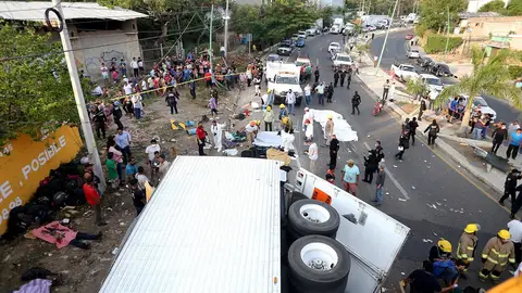 Mueren 55 migrantes en México tras volcar el camión en el que iban escondidos para llegar a EEUU Mueren 55 migrantes en México tras volcar el camión en el que iban escondidos para llegar a EEUU
