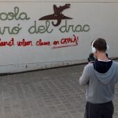 n operador de TV toma imágenes en la escuela Turó del Drac de Canet de Mar (Barcelona)