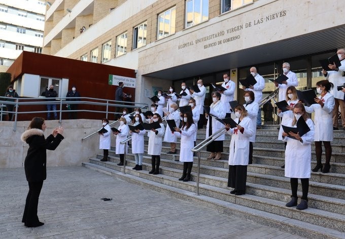 Sanitarios de Granada montan un coro para que la Navidad llegue a los pacientes ingresados Sanitarios de Granada montan un coro para que la Navidad llegue a los pacientes ingresados
