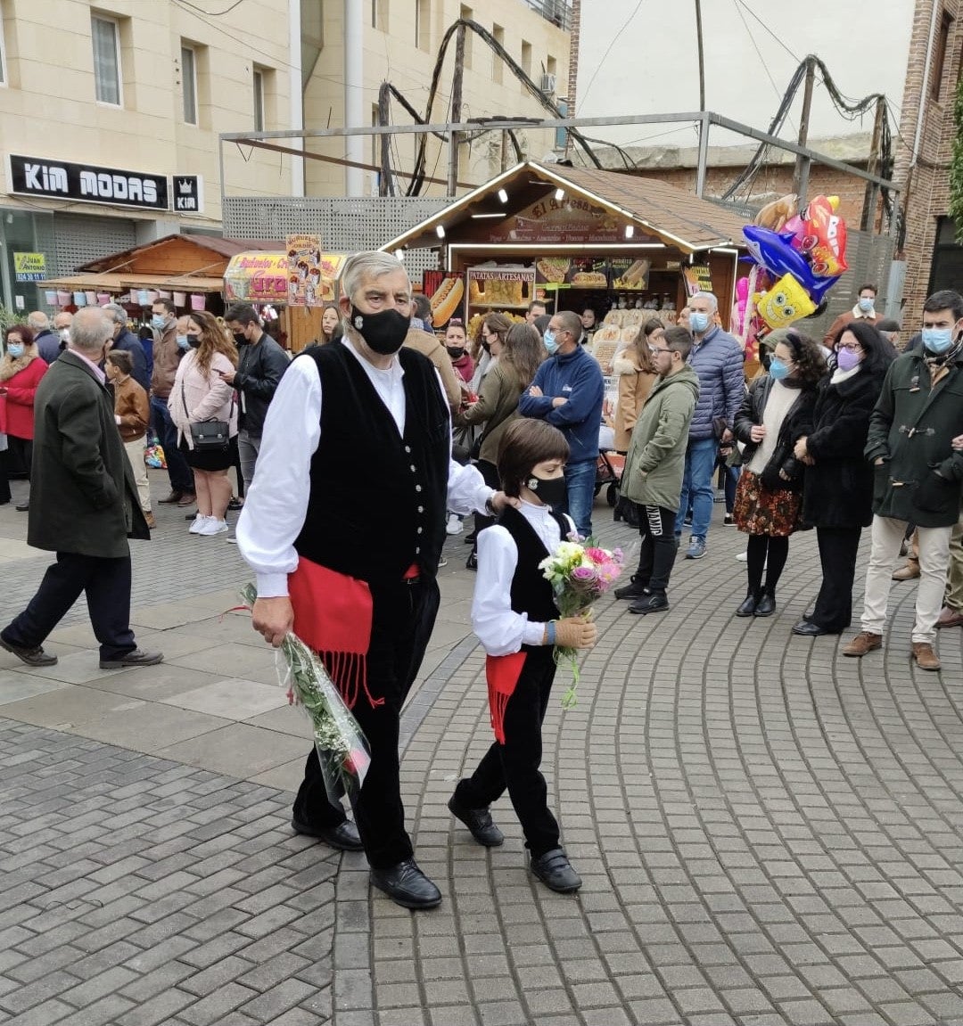 Disfrutamos de la procesión y de la ofrenda floral con la Asociación Folklórica Nuestra Señora de la Antigua Disfrutamos de la procesión y de la ofrenda floral con la Asociación Folklórica Nuestra Señora de la Antigua