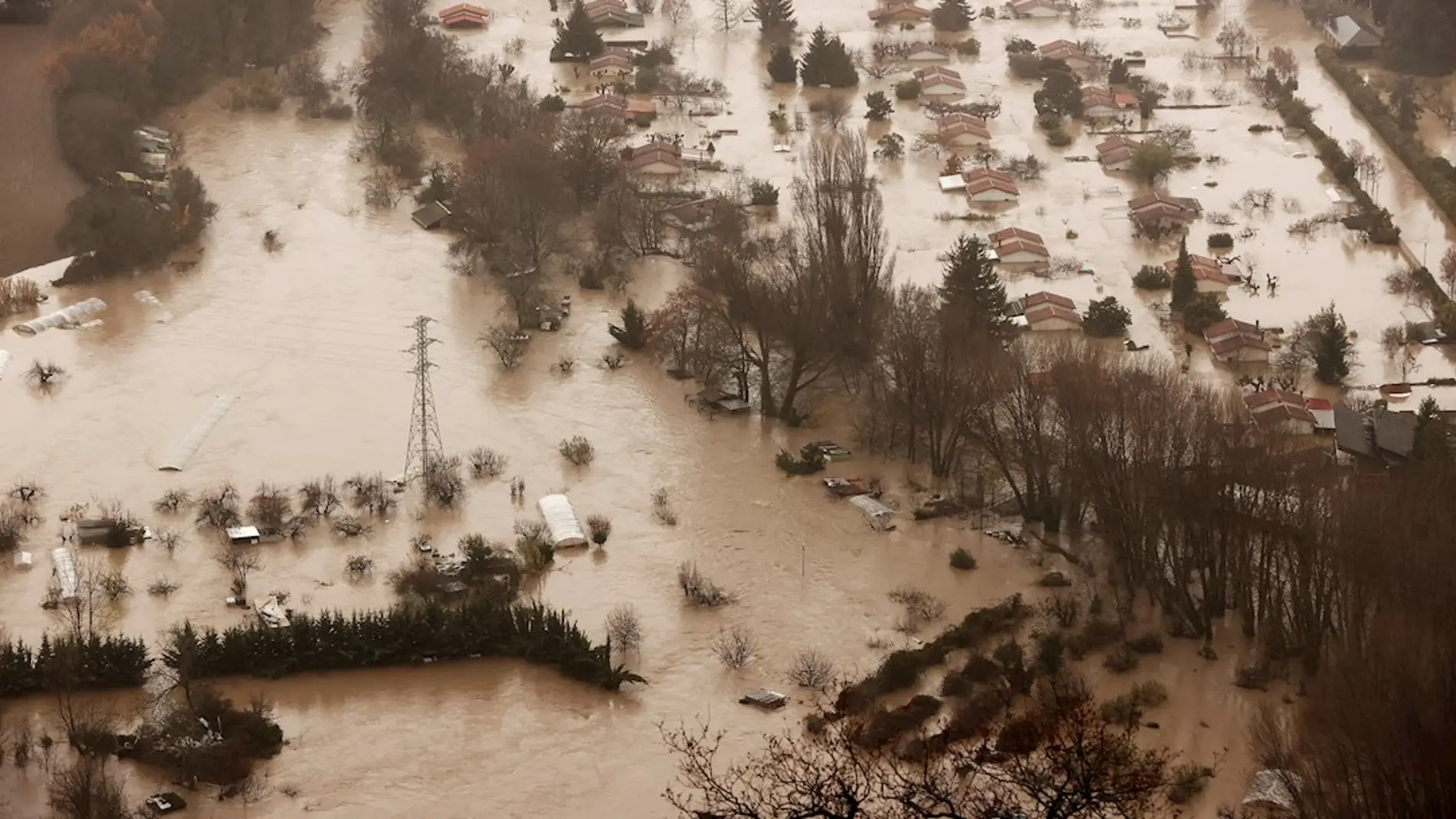 Vista aérea de las inundaciones ocasionadas por el desbordamiento río Arga a su paso por Huarte, Villava y Burlada en Navarra, este viernes.