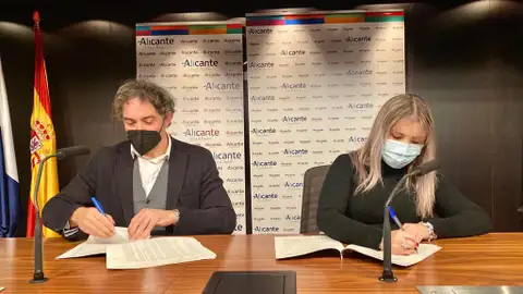 Francesc Colomer y Mari Carmen Sánchez en la firma del convenio Francesc Colomer y Mari Carmen Sánchez en la firma del convenio