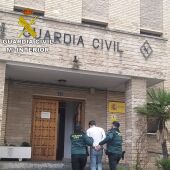El detenido entrando en el puesto de la Guardia Civil de Alcañiz