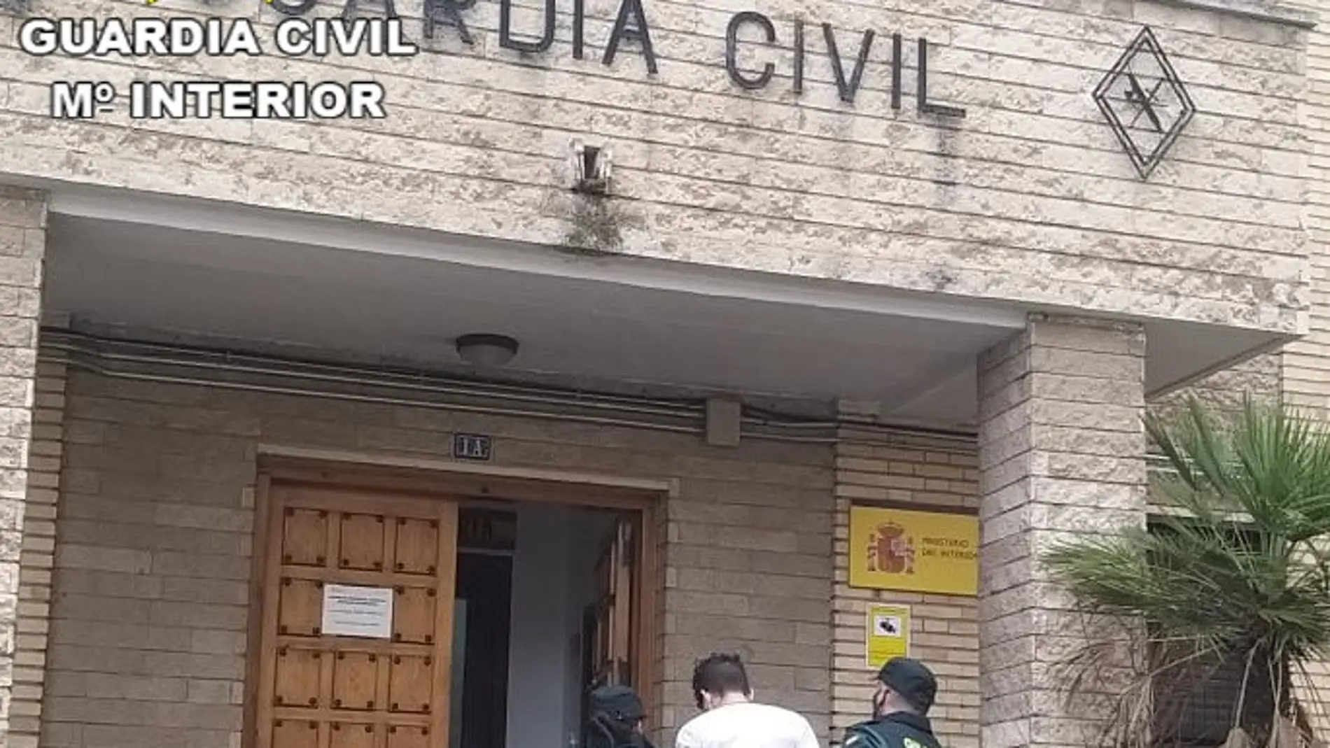 El detenido entrando en el puesto de la Guardia Civil de Alcañiz