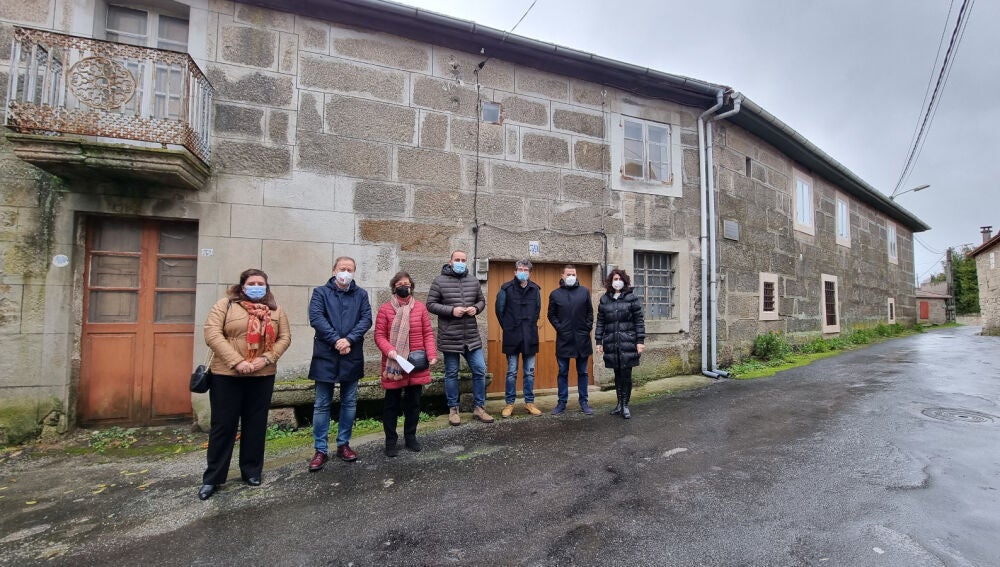 Deputados e deputadas socialistas ante a casa natal de Antón Tovar en Pereira, Rairiz de Veiga