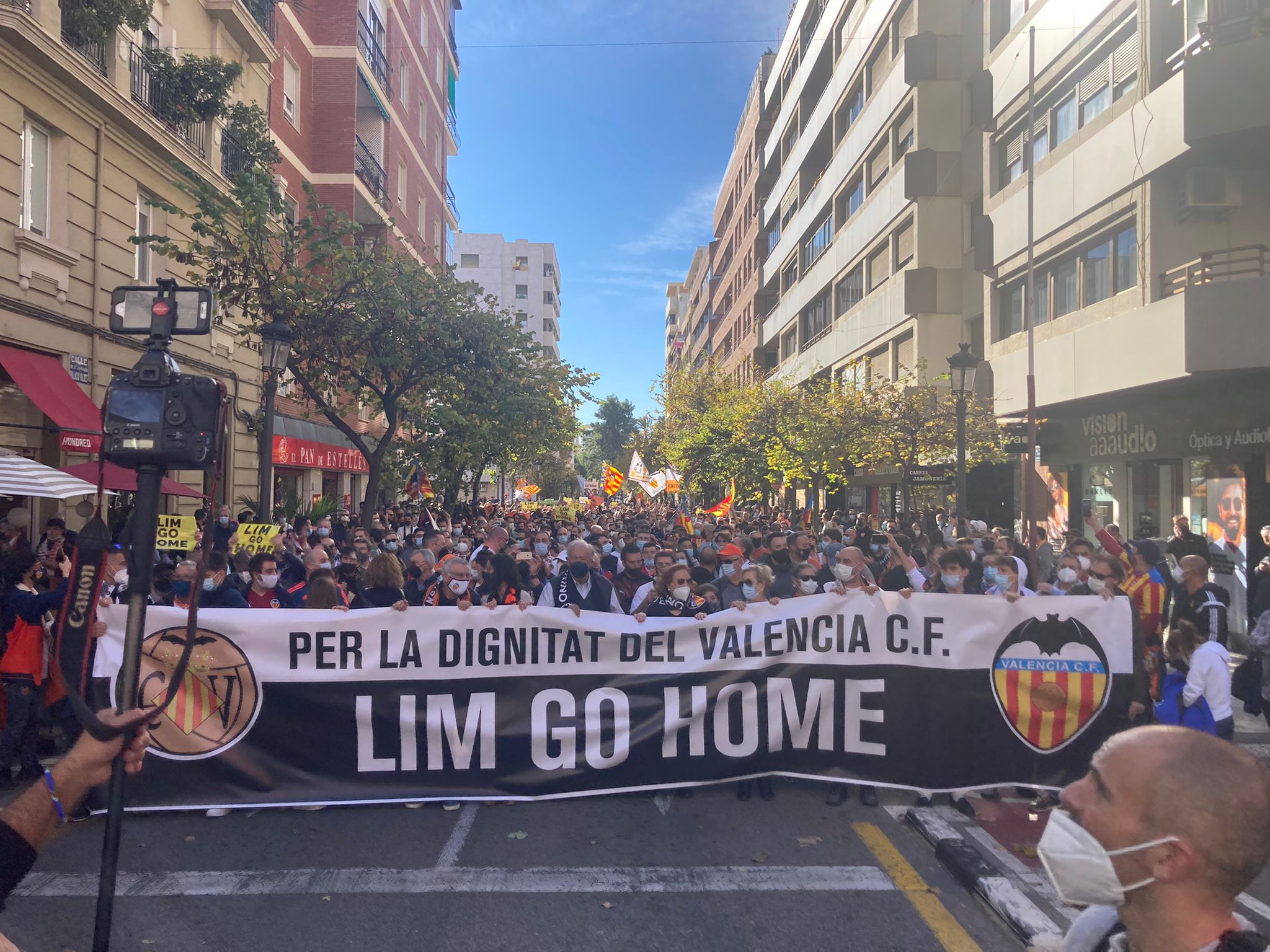 Singapur devuelve los pasaportes a los aficionados valencianistas retenidos Singapur devuelve los pasaportes a los aficionados valencianistas retenidos