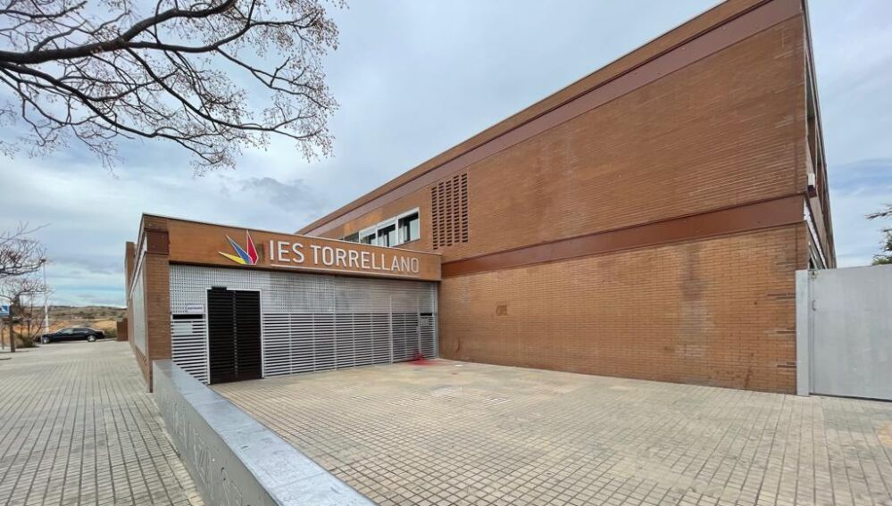 Fachada del instituto de Torrellano reparada y sin andamios.