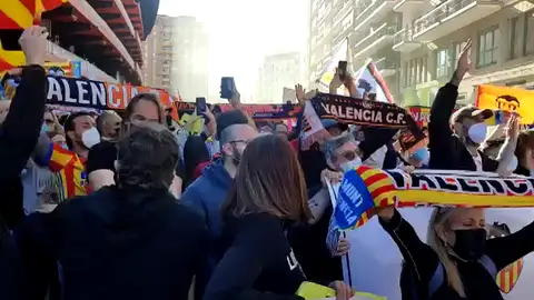 Los valencianistas cantan el Himno Regional de la Comunitat Valenciana Los valencianistas cantan el Himno Regional de la Comunitat Valenciana