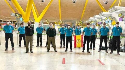 Los militares de la XXXV Campa&ntilde;a Ant&aacute;rtica antes de partir en el aeropuerto de Madrid-Barajas