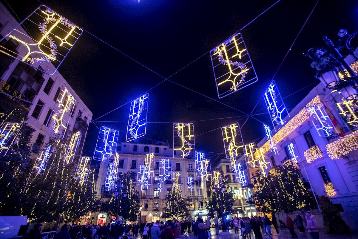 Decenas de personas piden la dimisión del alcalde de Granada por poner luces de Navidad "satánicas" Decenas de personas piden la dimisión del alcalde de Granada por poner luces de Navidad "satánicas"