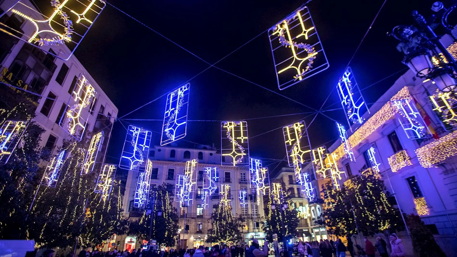 Decenas de personas piden la dimisión del alcalde de Granada por poner luces de Navidad "satánicas"