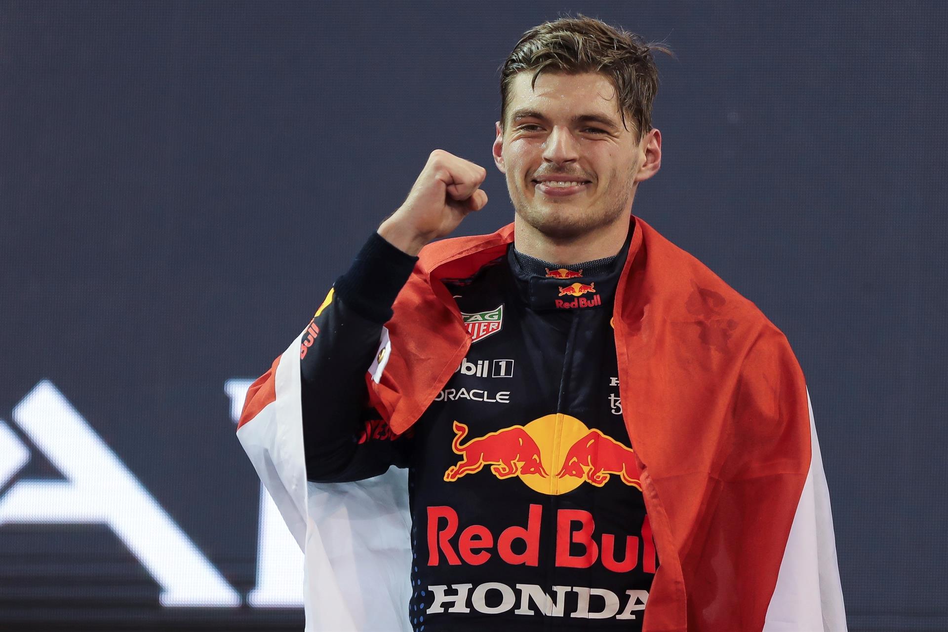 Verstappen se proclama campeón del mundo tras ganar a Hamilton en una carrera histórica Verstappen se proclama campeón del mundo tras ganar a Hamilton en una carrera histórica