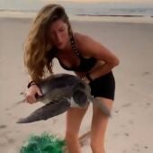 Fotograma del vídeo de Gisele Bündchen rescatando una tortuga marina