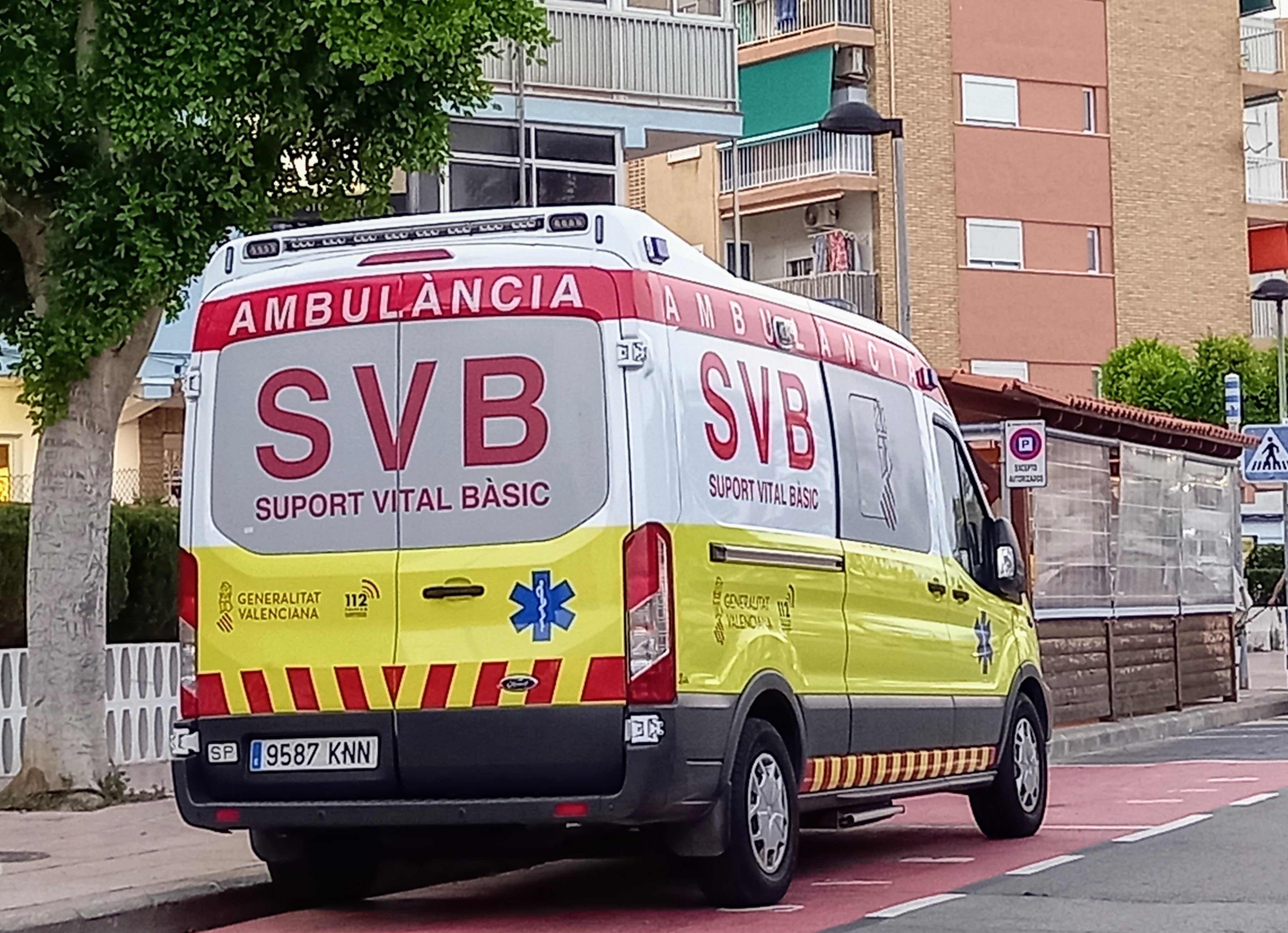 Bomberos hacen mediciones en polígono de la Vall d'Uixó tras registrarse irritación en ojos de trabajadores Bomberos hacen mediciones en polígono de la Vall d'Uixó tras registrarse irritación en ojos de trabajadores